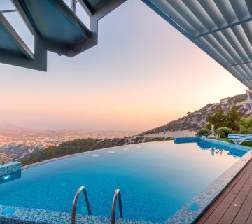 استخر خانوادگی یا آبدرمانی های سرعین